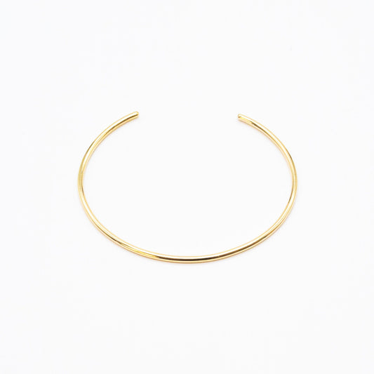 Minimalist 9ct gold cuff bracelet with thin oval silhouette, handcrafted by Leesha Fine Jewellery.