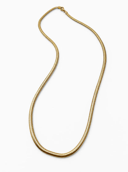 2.8mm flat snake chain in 9ct yellow gold on white background