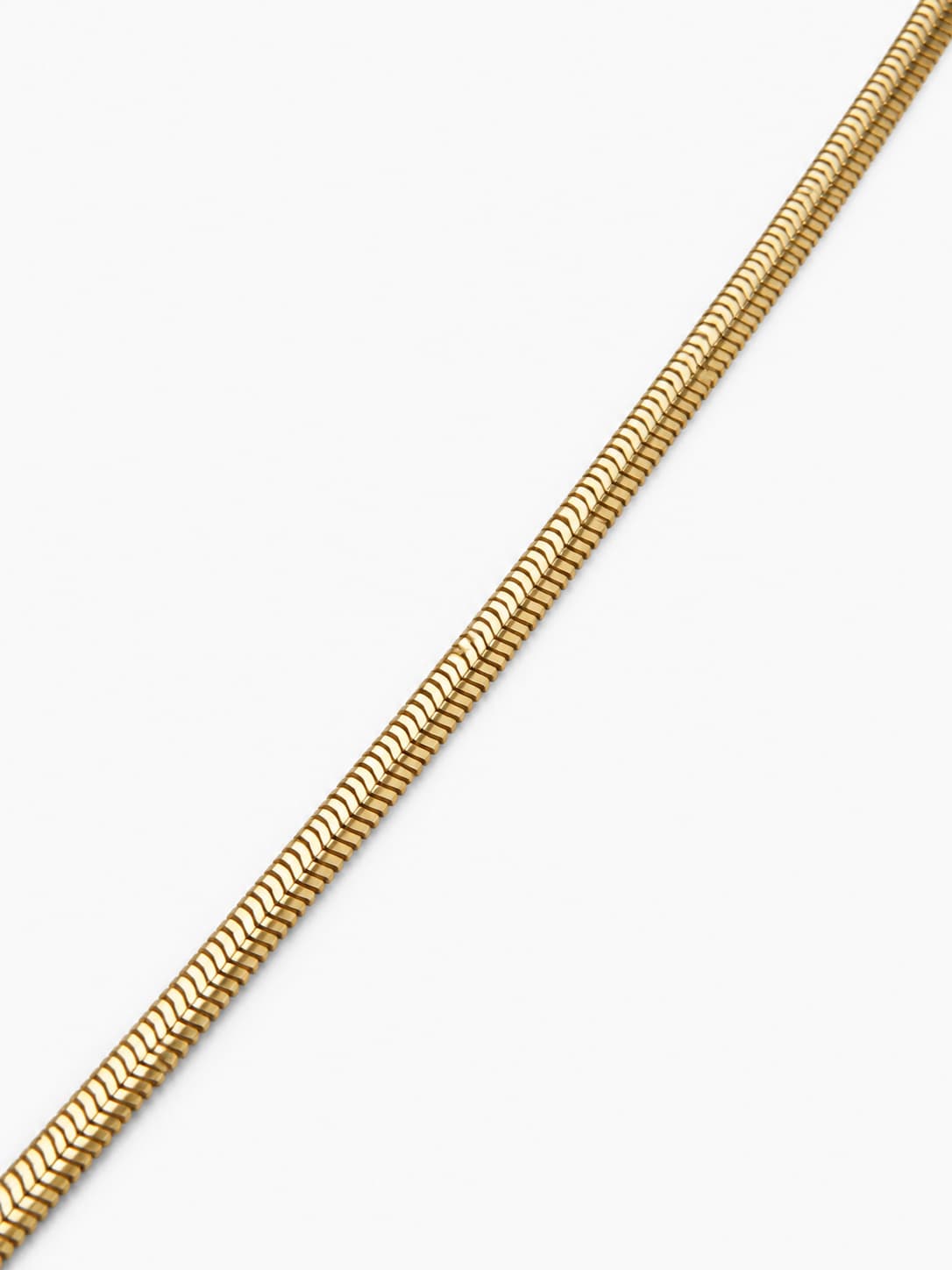 2.8mm flat snake chain in 9ct yellow gold flatly close up
