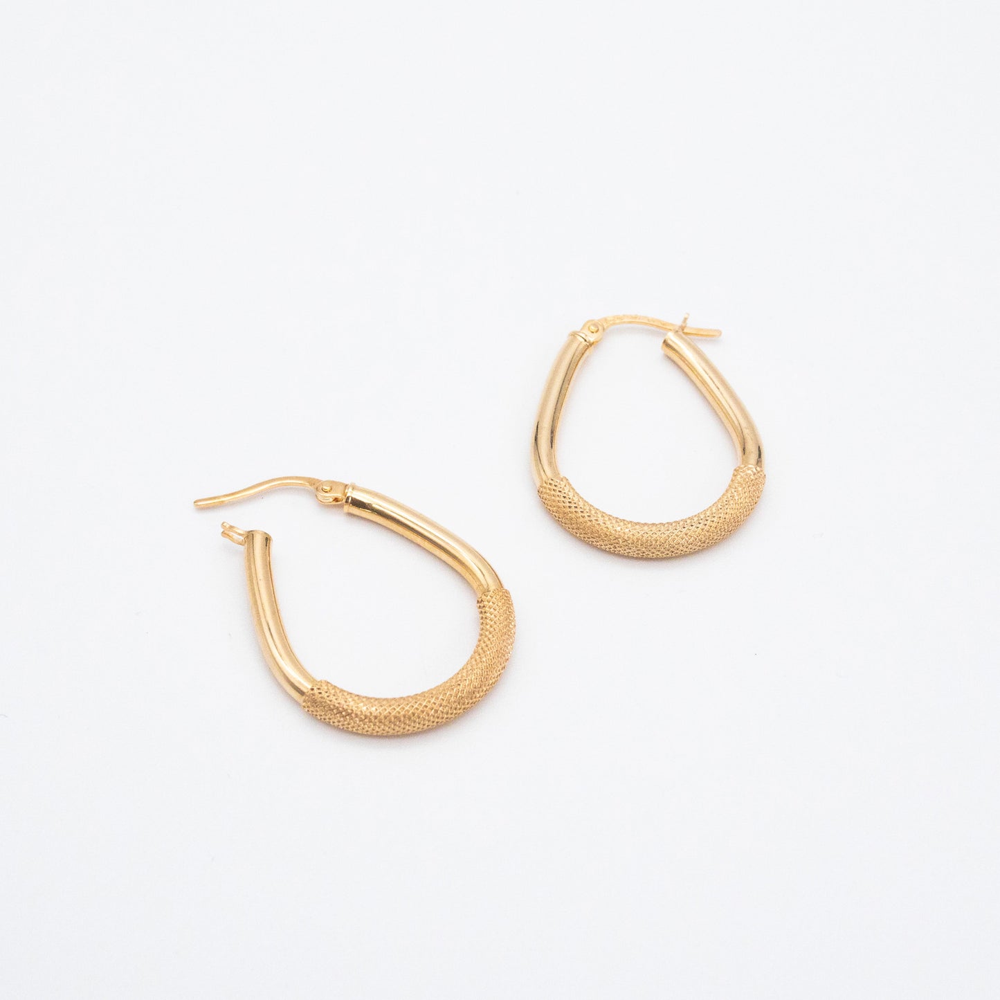 Set of hollow oval-shaped 9ct gold hoop earrings