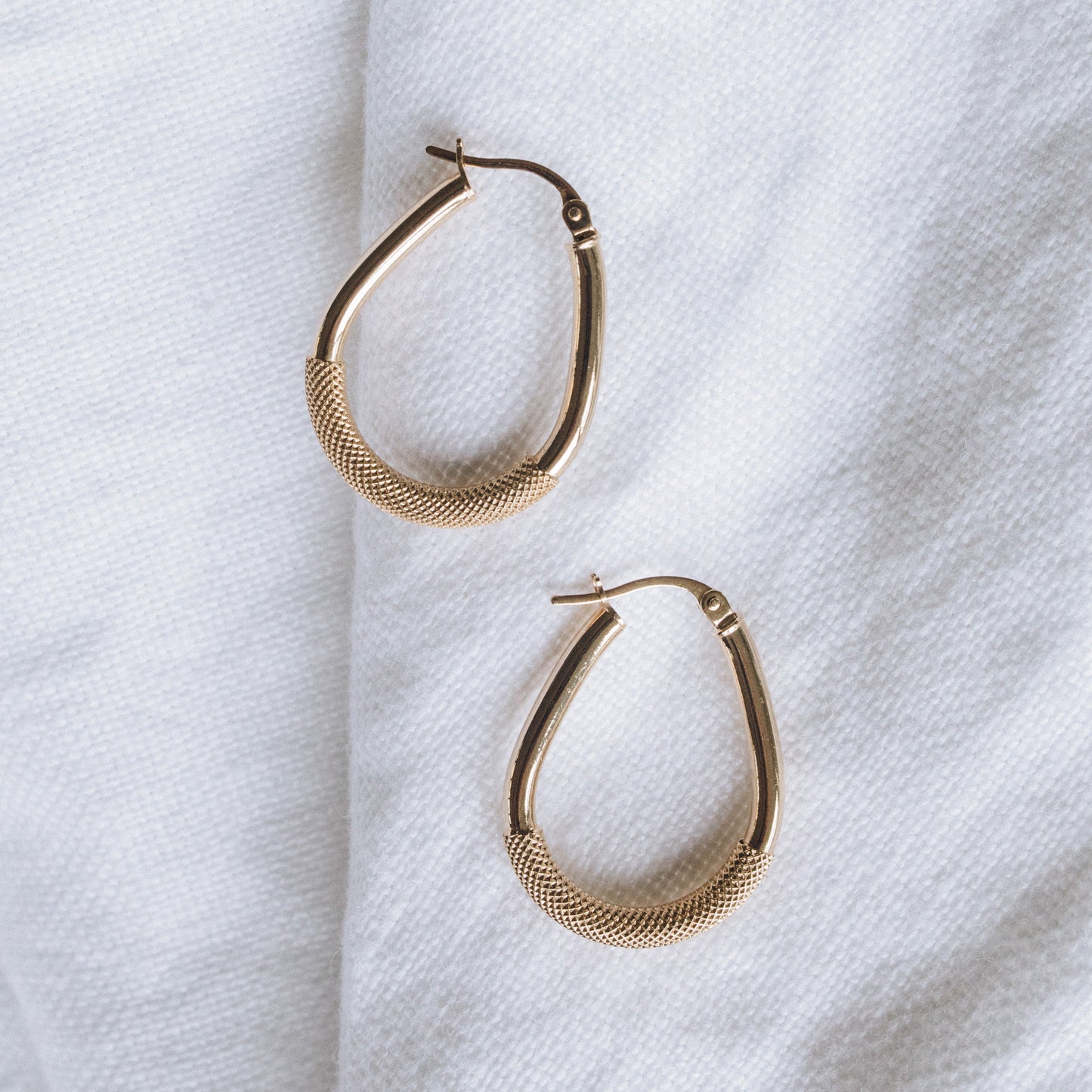 Set of hollow oval-shaped 9ct gold hoop earrings