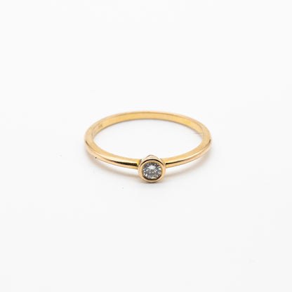 Minimalist gold ring featuring round brilliant-cut diamond