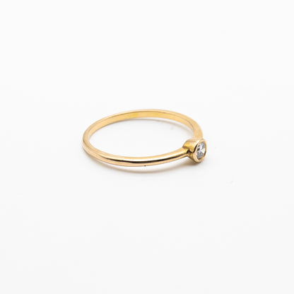 Minimalist gold ring featuring round brilliant-cut diamond