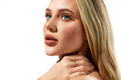 Minimalist gold ring featuring round brilliant-cut diamond