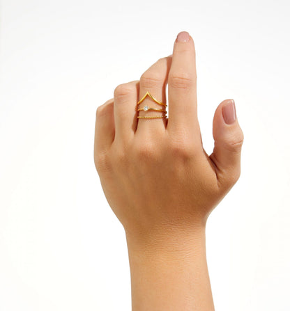 Minimalist gold ring featuring round brilliant-cut diamond
