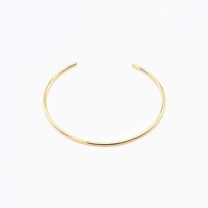 Minimalist 9ct gold cuff bracelet with thin oval silhouette, handcrafted by Leesha Fine Jewellery.