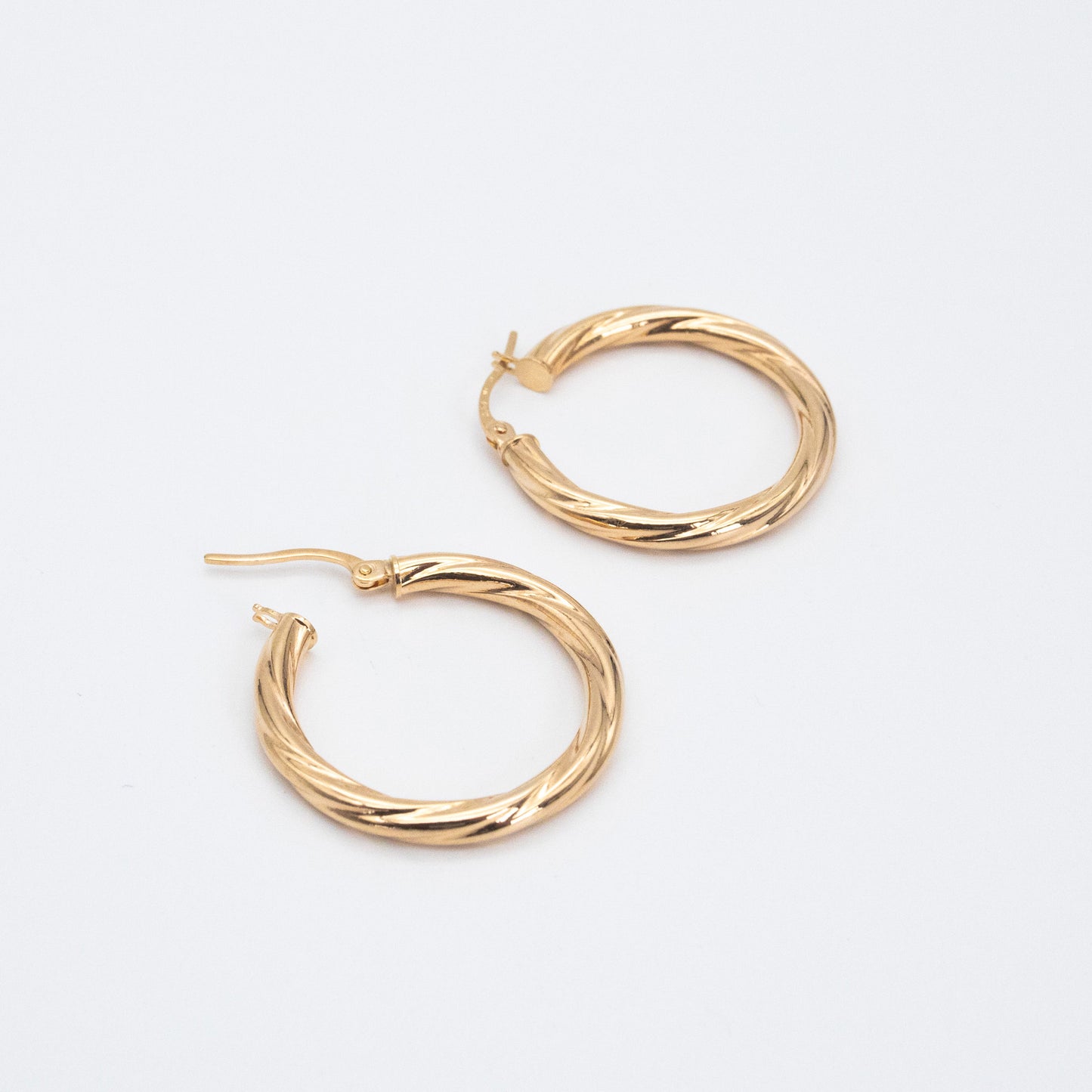 Textured 9ct gold hoop earrings featuring a 2mm twisted tube design.
