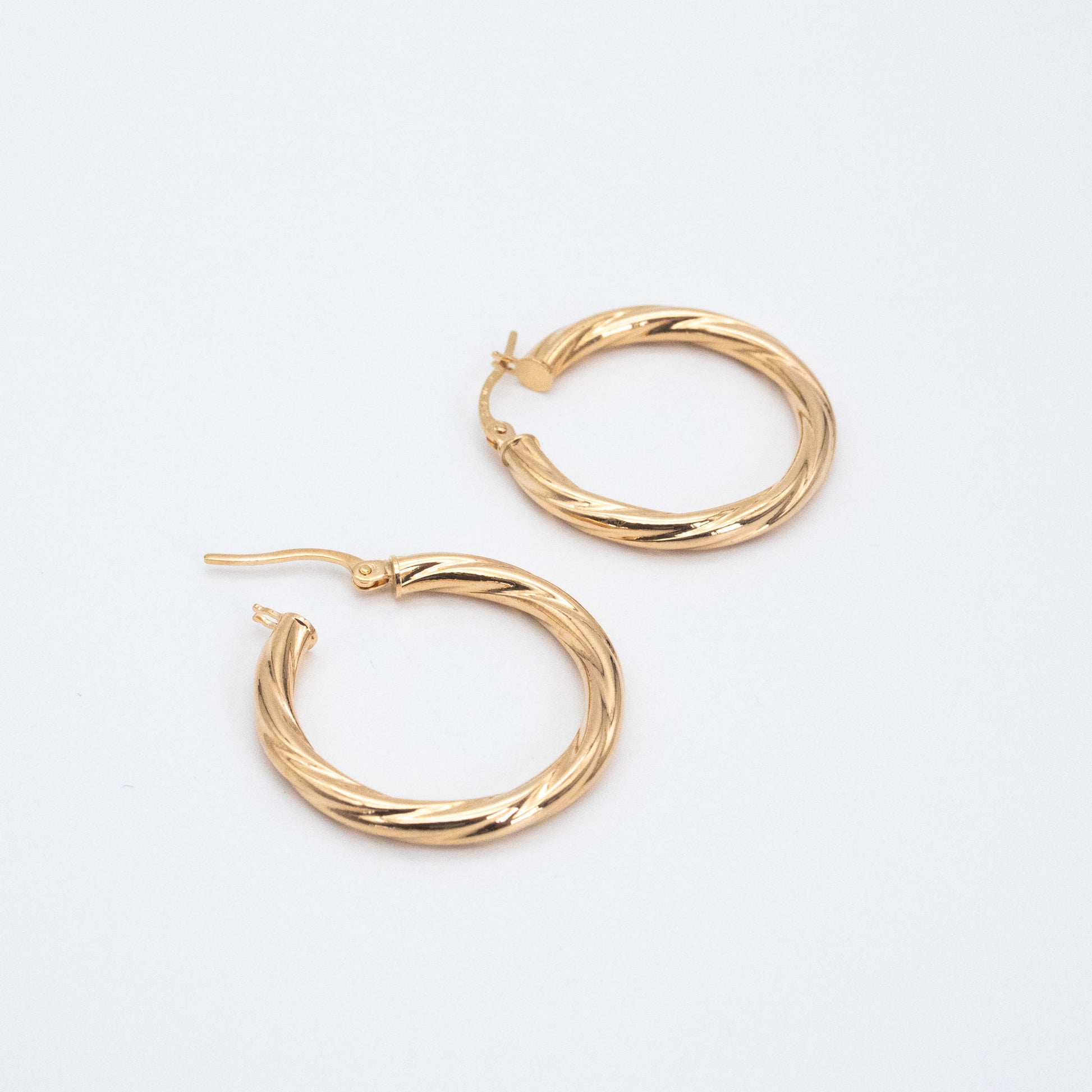 Textured 9ct gold hoop earrings featuring a 2mm twisted tube design.
