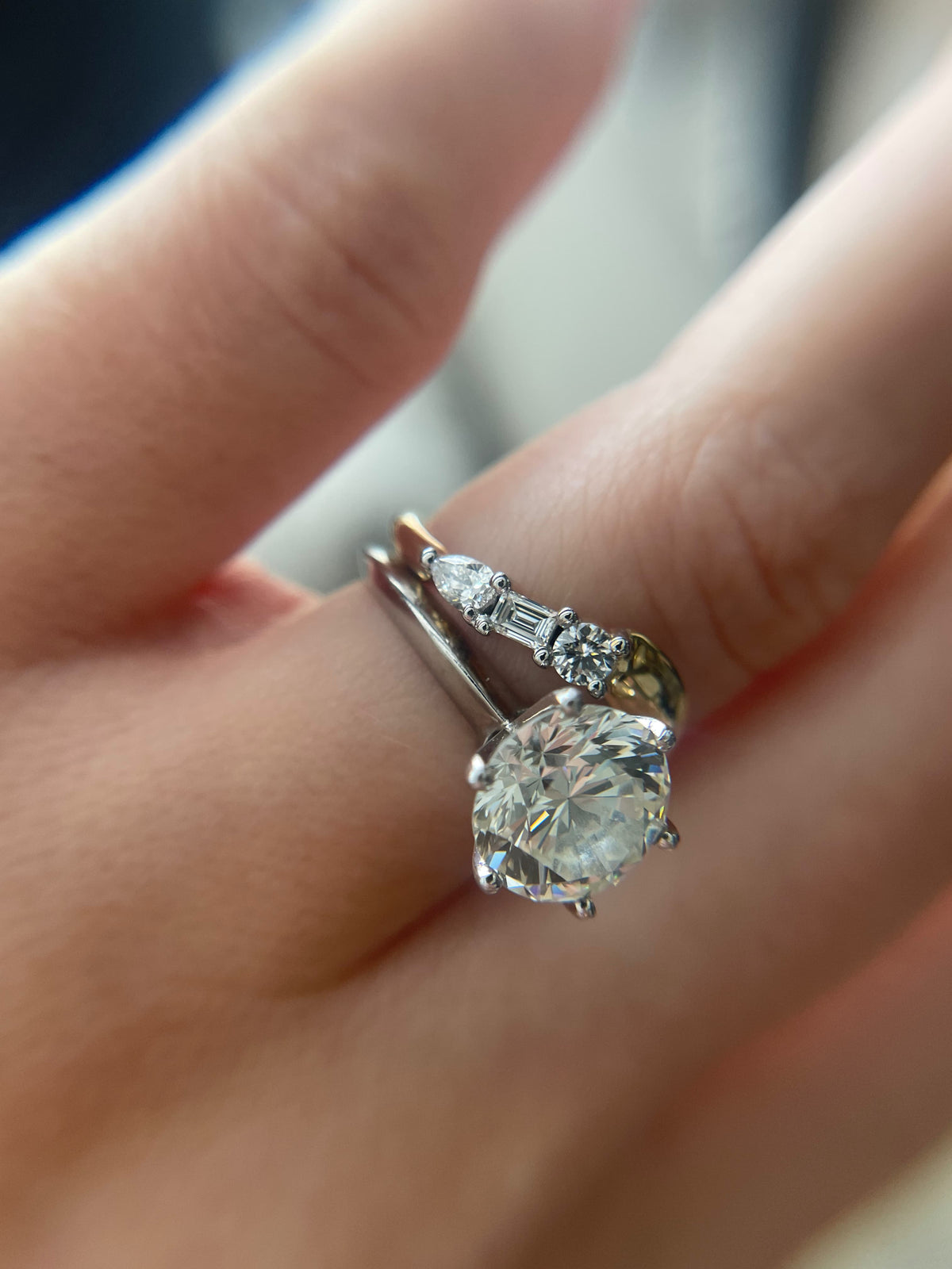 Round diamond engagement ring with diamond wedding band in 9ct yellow gold